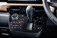 姉妹車「日産ルークス」にはないダイヤル式のドライブモードセレクターが採用された「デリカミニ」。ドライブモードは「NORMAL（ノーマル）」「ECO（エコ）」「POWER（パワー）」「GRAVEL（グラベル）」、そして「SNOW（スノー）」の5種類が設定されている。