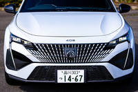 自動で配光をコントロールする切れ長の「マトリクスLEDヘッドランプ」とボディー同色のグリッドが配されたフレームレスグリル、そしてライオンの牙をモチーフにしたというLEDデイタイムランニングランプが目を引く「プジョー408 GTハイブリッド」のフロントフェイス。