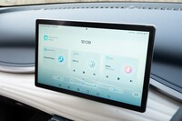 12.8インチのセンターディスプレイはさながら「iPad」。実際、タッチ操作に対するレスポンスの鋭さは最新のiPadにもヒケをとらない。