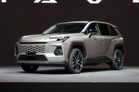 2025年内にも国内で発売される予定の新型「トヨタRAV4」。売れ筋のSUVだけにボディーサイズは現状維持とされたが、見た目については“ハンマーヘッド”を含め明確にリニューアルされている。