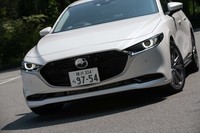 「セダン」はフロントグリルのフレームにクロームメッキを採用（「ファストバック」はダークメタリック）。ファストバックではバンパーもツートン塗装となるなど、リアセクション以外でもデザインの差異化を図っている。