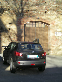 こちらも2007年のスナップ。落下傘部隊の兵舎前である。兵士が新車を得意になって運転していたのを見た記憶がある。