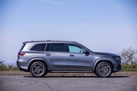 ボディーサイズは全長×全幅＝5220×2030mm。車高は1825mmが標準で、ドライブモードによって変化するだけでなく、上に3段階、下に2段階の任意変更が可能。標準車高時（写真）の最低地上高は200mm。