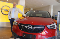 シエナのオペル販売店であるシエナ・モトーリの営業責任者ファウスト・ニダージオ氏（撮影のためマスクを外しています）。