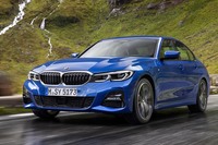 
	7代目「BMW 3シリーズ」（G20型）。先代よりも一段とヘッドランプとグリルの一体化が進められ、グリルのリムもワンピースになった。
	