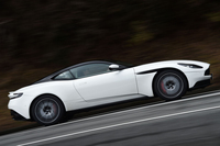 
	ワンディングロードを駆け抜ける「DB11 V8」。V12エンジン搭載モデルに比べ、115kgの軽量化が実現されている。
	