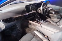 本革仕立てのインテリア。コックピット周辺には大型の液晶パネルが並ぶ。