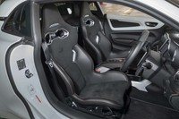 サベルト製のモノコックバケットシートを装備。「A110ピュア」と基本構造は同じだが、サイドサポート部分のレザーにキルティング加工が施されていない。