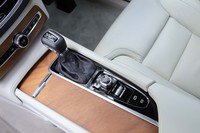 ドライブモードはパーキングブレーキの前方にレイアウトされたシルバーのダイヤルで切り替える。