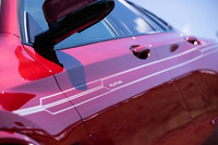 矢の羽根をモチーフにしたデコレーションは、歴代アルピナ車に見られる象徴的なドレスアップのひとつだ。