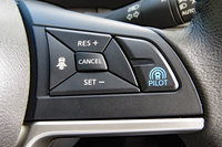 ステアリングホイールのスポークに備わるスイッチ類。青いアイコンのものがプロパイロットのスイッチだ。