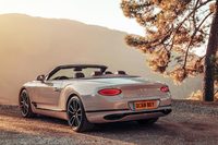 今回の新型は、「コンチネンタルGT」をベースとしたオープンモデルとしては3代目のモデルとなるが、今回のフルモデルチェンジを機に、車名が「コンチネンタルGTC」から「コンチネンタルGTコンバーチブル」に変更された。