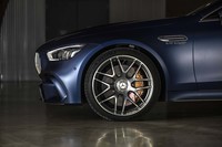 
	「AMG GT63 S 4MATIC＋」では、標準で前265/40ZR20、後ろ295/35ZR20サイズのタイヤを採用。試乗車（写真）にはオプションの前275/35ZR21、後ろ315/30ZR21サイズの「ミシュラン・パイロットスポーツ4S」が装着されていた。
	