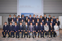 CS-VESCの参加者と木村社長ほかボルボ・カー・ジャパンの関係者。今年は拠点選考や地区予選を勝ち抜いた6人のディーラースタッフと、7カ所の販売拠点のチームが、この日のファイナルに臨んだ。（写真＝ボルボ・カー・ジャパン）