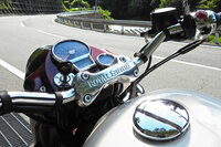 職人の手になる美しい仕上げも「クラシック650」の魅力。機械式のメーターも雰囲気にマッチしている。