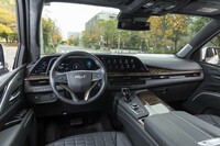 本物のウッド素材と上等なレザーで構成される「エスカレード プラチナム」のインテリア。インストゥルメントパネルには湾曲型38インチ大型OLEDディスプレイが装備される。