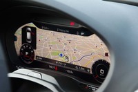 メーターパネル内に各種情報を表示できるアウディバーチャルコックピット。写真はナビ画面を最大限に大きく表示させたところ。