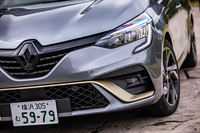 「E-TECHエンジニアード」専用となるブリリアントブラックの「ロザンジュ」をモチーフとしたフロントエンブレムとグリルガーニッシュ、「ウォームチタニウムF1ブレード」などでフロントフェイスはスポーティーに仕上げられている。