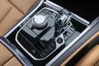 iDriveコントローラーとシフトセレクター、スタート／ストップボタンはクリスタルで仕立てられる。
