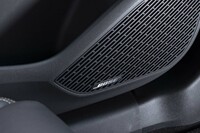 BOSEのサウンドシステムも標準装備。全部で9つのスピーカーがクリアなサウンドを聴かせる。