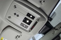 前席頭上に配置された車内灯もダイヤ形。デザインに対するこだわりが感じられるディテールだ。