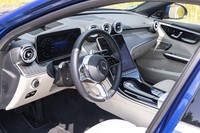 センターにレイアウトされた11.9インチの大型タッチスクリーンが主張するダッシュボード。センターコンソールから上部に向けて翼のような形状のパネルが広がる。