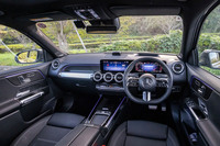 「GLB200d 4MATICアーバンスターズ」のインテリア。ナッパレザー仕立ての本革巻きスポーツステアリングホイールやカーボンルックインテリアトリムが採用されている。