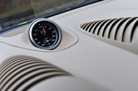 テスト車は、オプションの「スポーツクロノパッケージ」をチョイス。ダッシュボード上には、ストップウオッチ機能を備えたクロックが装着される。