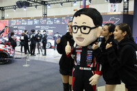 TOYOTA GAZOO Racingのブースにて、欠席となったモリゾウ氏本人に代わり活躍していた、着ぐるみのモリゾウ氏。