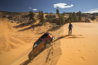 きめ細かな砂で覆われた砂丘の急坂を下る。