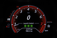 「GT」にはローンチコントロール機能が備わっており、鋭いスタート加速により、0-100km/h加速が7.1秒という動力性能を実現している。