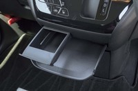 「すっきり」「こざっぱり」をインテリアデザインのキーワードに掲げる新型「デイズ」。センターコンソールに収納可能なスライド式トレーやカップホルダーが備わる。