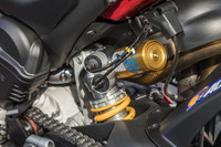 「V4 S」のリアサスペンションには、オーリンズ製モノショック「TTX36」を採用。同じくオーリンズ製のフロントフォークやステアリングダンパーともども、6軸慣性測定ユニットのデータをもとに、電子制御システム「Smart EC 2.0」により統合制御される。