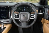 ステアリングホイールは本革巻きが標準。左側にはアダプティブクルーズコントロールの操作スイッチが、右側にはインフォテインメントシステムの操作スイッチが並ぶ。