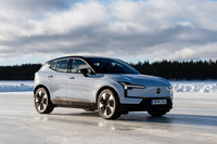 先に登場した「C40リチャージ／XC40リチャージ」がエンジン車と共通のプラットフォームを使うのに対し、「EX30」は電気自動車専用シャシーを採用している。