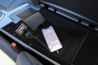 携帯端末のミラーリング機能など、今日のクルマに求められる“つながる機能”もしっかりフォロー。USBポートやシガーソケットは、前席用だけでなく後席用にも設けられており、またセンターコンソールのワイヤレスチャージャーは15Wの高出力を誇る。