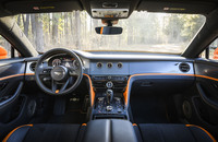 左右対称デザインのインストゥルメントパネルも先代モデルを踏襲。ベントレーによれば内外装の素材やカラーリングの組み合わせは「無限」だという。