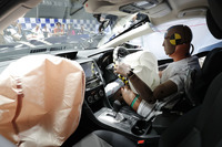 オフセット衝突試験を行った車両の室内。キャビンに大きなゆがみなどがないことが確認できる。ドアもしっかりと開いた。