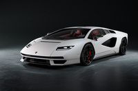 「ランボルギーニ・カウンタック」のデビュー50周年に合わせて開発された限定モデル「カウンタックLPI800-4」は、最高出力780PS、最大トルク720N・mを発生する6.5リッターV12エンジンと、スーパーキャパシタ、34PSの電動モーターを用いたハイブリッドシステムを搭載。生産台数は112台と発表された。