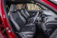 前席は、ヌバック調の高触感人工皮革と合成皮革のコンビネーション表皮を採用する「GR」ロゴ付き専用スポーティーシート。今回の試乗に備わっていたシートヒーターは、ステアリングヒーターやナノイーXとセットになる3万8500円の有償オプションアイテム。