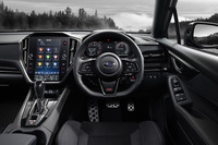 シルバーステッチが施された本革巻きのステアリングホイールやシフトブーツ、スエード調＋シルバーステッチのインパネミッドトリム、ドアトリムなどがインテリアにおける特徴だ。