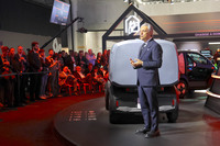 同じくパリにて。ルノーグループの電動モビリティーサービス、モビライズの解説に立つデメオ氏。