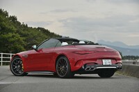 駆動方式は70年におよぶ「SL」で史上初となる4WD。リアアクスルには電子制御式LSDを標準で装備する。