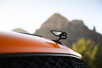 ボンネット先端の「フライングB」マスコットも守られた。キャビンからの操作で格納できる。