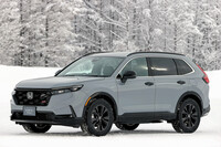「CR-V」は1995年に誕生したホンダのSUVだ。6代目は燃料電池車を除くと日本に導入されていなかったが、「ZR-V」より大型のSUVへの要望が高まったことから、晴れて販売されることとなった。