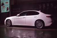 新型「ジュリア」のボディーサイズは、全長、全高、ホイールベースが「BMW 3シリーズ」とほぼ同じ。全幅は、やや広くなっている。写真は「ジュリア ヴェローチェ」。