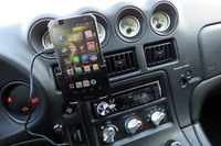 ナビ機能をはじめとしたスマホのアプリを、電池切れの心配ナシに使えるって素晴らしい。文明開化である。同時に「自動車の通信サービスって、もうこれで十分じゃないの？」と感じてしまった。