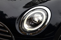 新デザインとなったフロントのコンビランプ。LEDヘッドランプはオプションだが、特徴的な円形のLEDデイライトは標準装備となる。