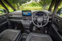 新型「ステップワゴン」は、ダッシュボード上面とベルトライン（サイドウィンドウ下端のライン）の高さが同じ。ベルトラインは後端付近まで水平で、車両感覚のつかみやすさに寄与している。