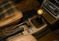 ギアは4段変速であるものの、副変速機によって2WD／4WDロー／4WDハイが切り替えられた。